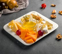 Ассорти Европейских сыров с медом, винoградом и грецким орехом
