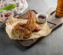 Каре ягненка под брусничным соусом