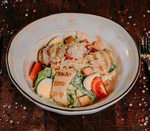 Салат Цезарь с курицей на углях