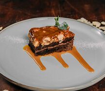 Брауни с карамелью и фундуком
