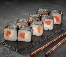 Ролл с лососем и сливочным сыром