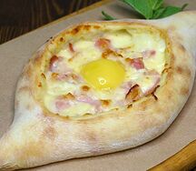 Хачапури по-аджарски с беконом и сыром