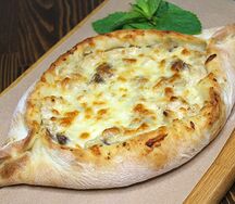 Хачапури по-аджарски с курицей и грибами