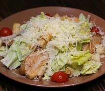 Салат Цезарь с курицей