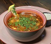 Солянка c копчёностями со сметаной