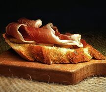 Брускетта с грушей и хамоном М