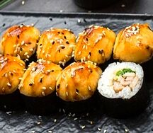 Ролл запеченный с кальмаром и окунем