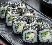 Ролл Калифорния с кунжутом