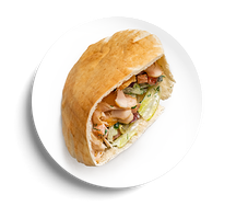 Пита с курицей, овощами и соусом сметана-зелень