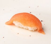 Суши с лососем