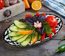 Нарезка из овощей и зелени