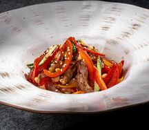 Теплый салат с телятиной и овощами