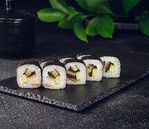 Ролл с угрём и огурцом