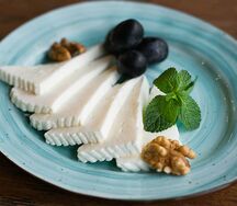Сыр сулугуни с винoградом и грецким орехом