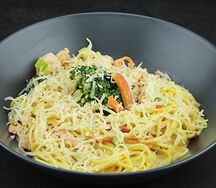 Рамен с морским коктейлем и соусом том ям
