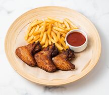 Острые куриные крылья с картофелем фри