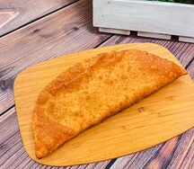 Чебурек с сыром и помидором