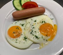 Глазунья с сосиской и овощами
