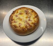 Ватрушка с колбасой и сыром