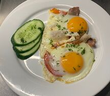 Глазунья с ветчиной и овощами