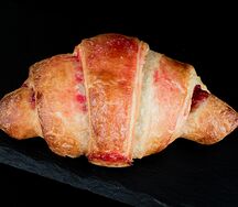 Круассан с малиной