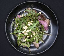 Руккола с куриной печенью и соусом из красного вина