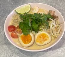 Лакса с курицей и креветками