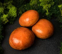 Пирожок с луком и яйцом