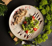 Теплый салат с куриной печенью