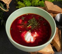 Борщ с говядиной и сметаной
