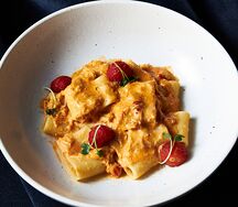 Паста ригатони, краб, томатный соус
