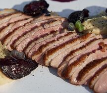 Утиная грудка, пюре из сельдерея, свекла, кофейный соус