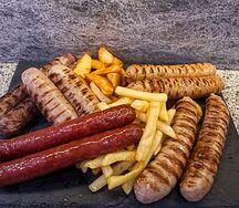Тарелка с колбасками