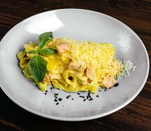 Феттуччине с красной рыбкой и сливочным соусом