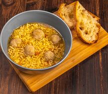 Суп с яичной лапшой и куриными фрикадельками