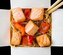 Wok удон с лососем