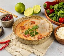 Суп Том ям Кха с курицей и рисом