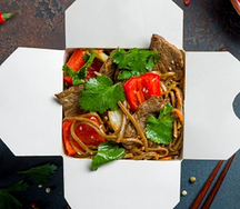 Wok по-китайски соба с говядиной
