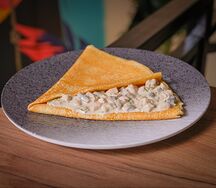 Блины с курицей и грибами в сливочном соусе