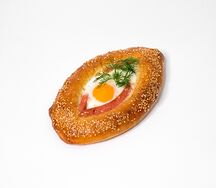 Пиде с яйцом и сосиской