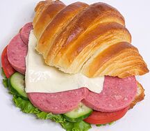 Круассаны с колбасой и сыром