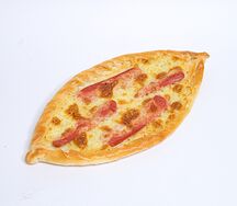 Пиде с моцареллой и копчёной колбасой