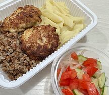 Котлета с гарниром и салат