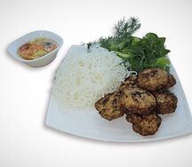 Вермишель с обжаренными куриными фрикадельками