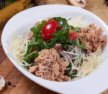 Салат с тунцом и рукколой