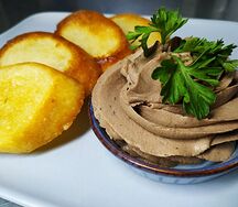 Пикантный паштет из куриной печени с гренками