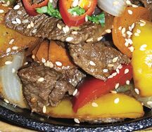 Горячая сковородка с курицей и овощами