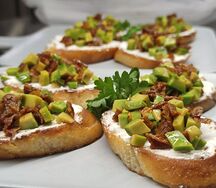 Брускетты с авокадо, сыром фета и вялеными томатами