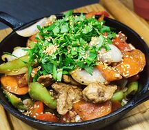 Горячая сковородочка с мясом и овощами