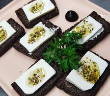 Чесночные гренки с фетой и орегано